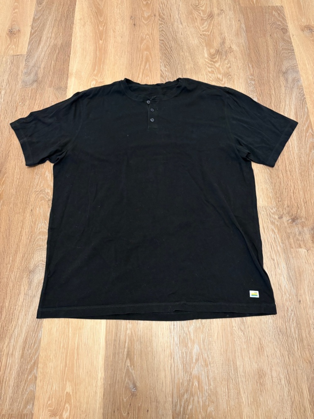 Vuori Mens Short Sleeve Ever Henley Black XL Athleisure Gym Classic EUC